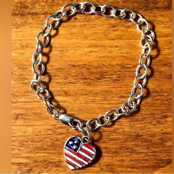 Silver Tone Bracelet with Red/White/Blue American Flag Designed Heart Charm - Picture 1 of 3